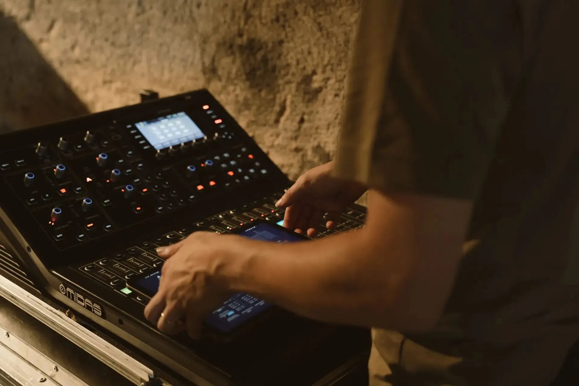 Ljudtekniker vid mixerbord