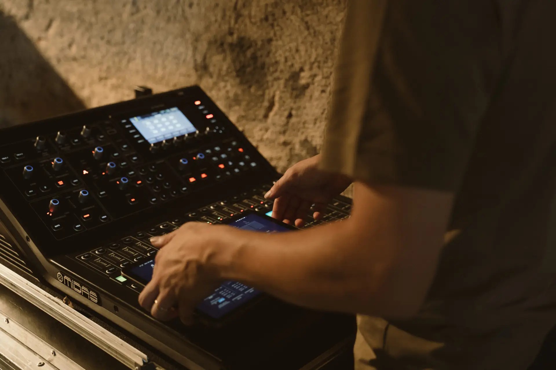 Ljudtekniker vid mixerbord